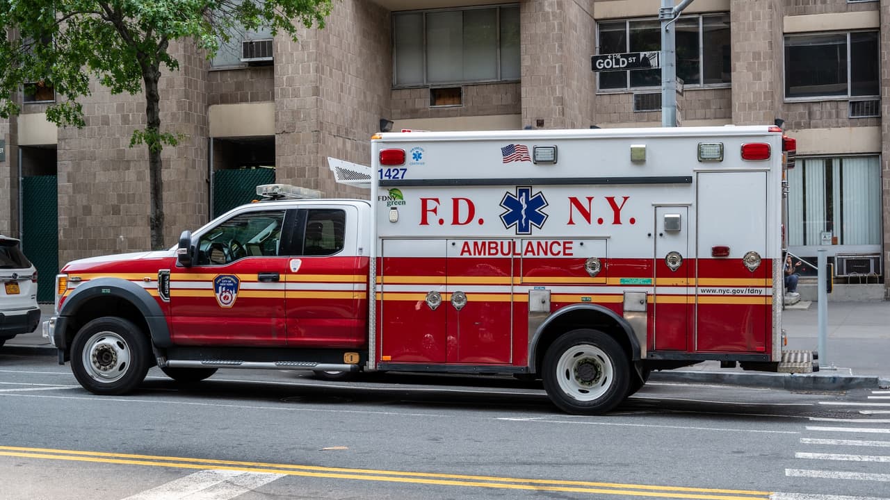 Rescatan a una persona del río Hudson en Manhattan; permanece en estado crítico