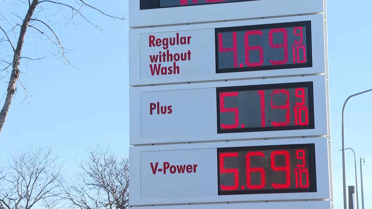 La población estadounidense ya comenzó a sentir el
<b>impacto del</b>
<b>conflicto <a href="https://www.univision.com/noticias/mundo/actualizacion-guerra-iran-ultimas-noticias-conflicto-medio-oriente-9-de-marzo-de-2026" target="_blank">entre Estados Unidos e Irán.</a></b> En solo una semana, el precio de la gasolina y del diésel ha registrado
<b> aumentos.</b>