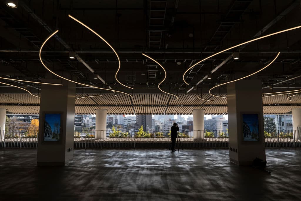 El estadio fue construido sobre el espacio que anteriormente ocupaba el estadio olímpico que se usó para los Juegos Olímpicos de 1964. El estadio será sede de las ceremonias de inauguración y clausura de los Juegos Olímpicos, así como del atletismo, que darán inicio el próximo 24 de julio.