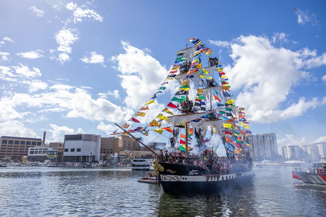 Así fue cómo comenzó la invasión de piratas a la ciudad, miles de personas acudieron a ver el “saqueo” que los surcadores del mar realizaban en el lugar.