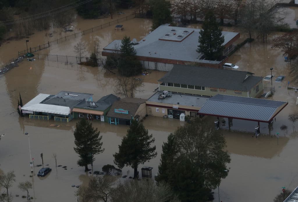 El Russian River rebasó su límite de desbordamiento cerca de las 7:00 pm del martes y los pronósticos indican que para este miércoles por la noche, sus niveles podrían llegar a los 46 pies, unos 4 metros por encima de su cauce. Estas son las peores inundaciones en la ciudad en los últimos 20 años.