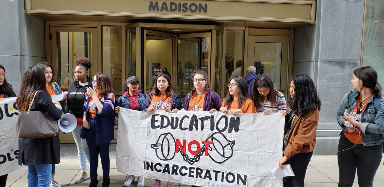 Jóvenes impulsan un debate en las escuelas públicas de Chicago para sacar a la policía de las instalaciones educativas