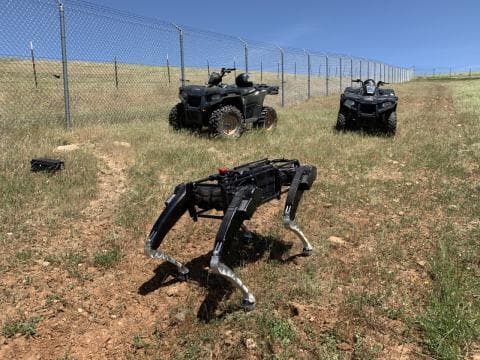 Los "perros robot"
<b>pesan unas 100 libras (45 kilos), </b>están equipados con cámaras y cuentan con motores para desplegarse principalmente en el desértico suroeste del país, donde las temperaturas pueden alcanzar los 120 ºF (48.8 ºC).