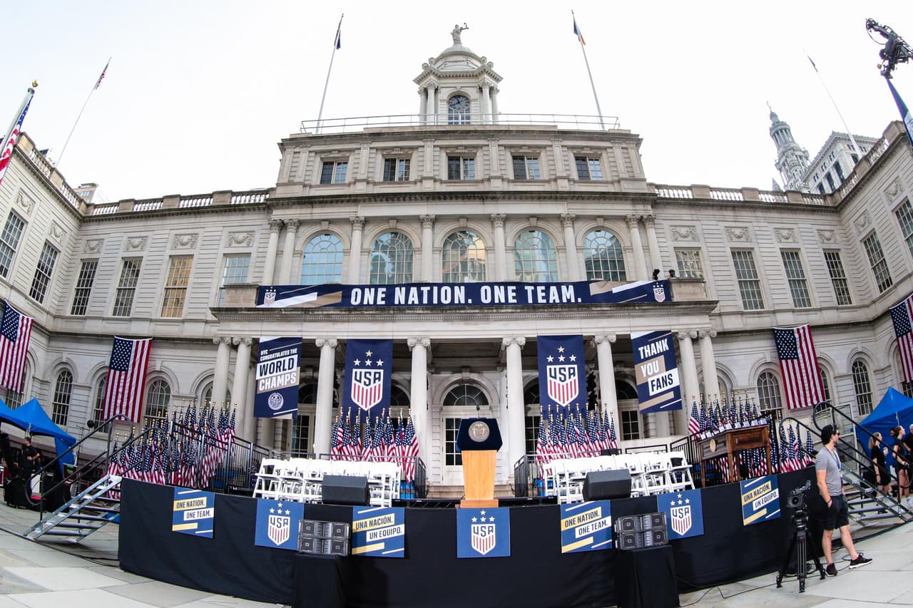 Megan Rapinoe, Alex Morgan, Julie Ertz, Allie Long, Carli Lloyd y compañía vivieron este miércoles una jornada especial en Nueva York durante el desfile de campeonas del mundo con el Team USA. Cientos de aficionados salieron a las calles de la Gran Manzana para saludar a sus heroínas hasta el Canyon of Heroes.