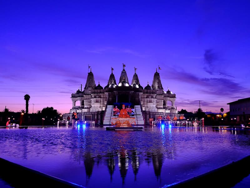 El templo tiene unos 20 acres con un estanque en forma de flor de loto de 91 pies.