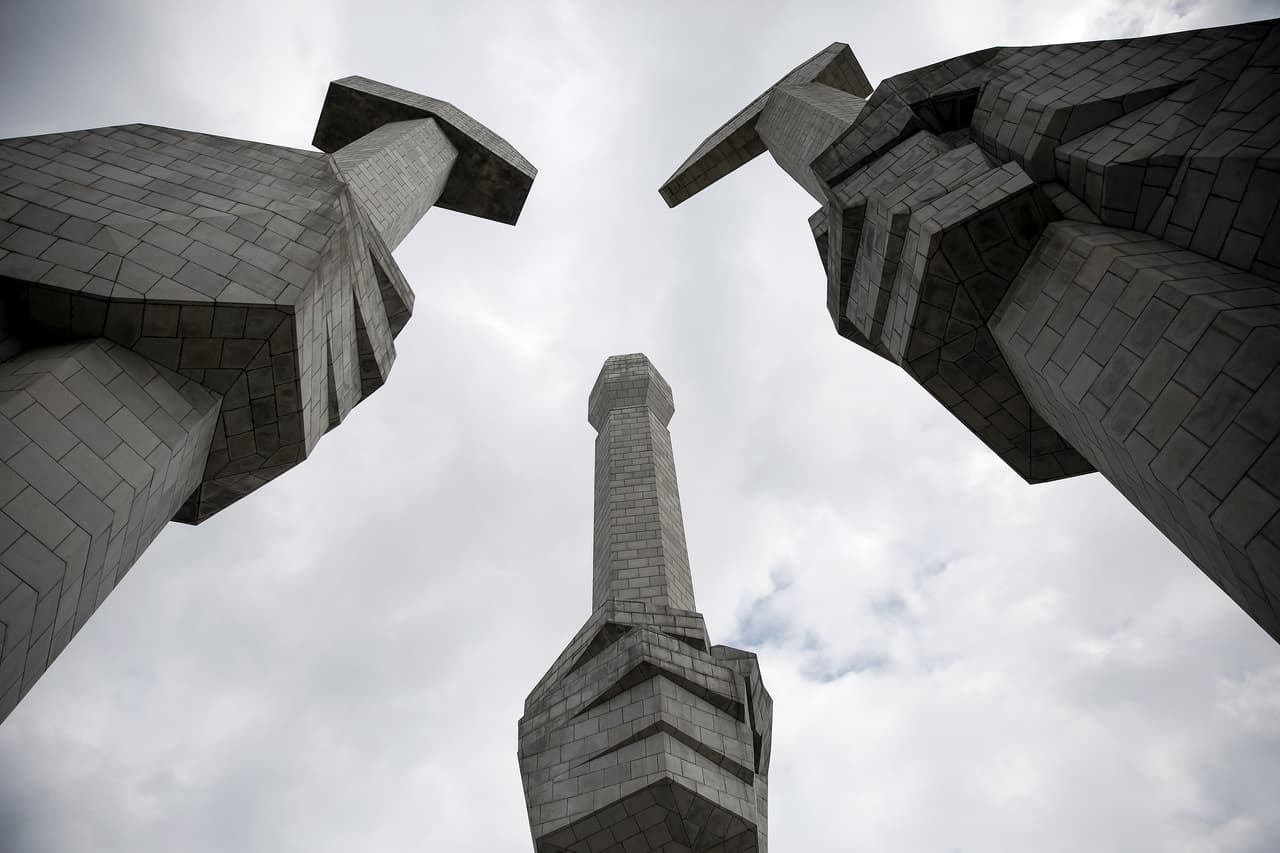 <b>Monumento a la Fundación del Partido de los Trabajadores.</b> Un martillo, una hoz y un pincel de más de 164 pies de altura (50 metros) hechos de granito, simbolizan a los obreros, agricultores e intelectuales que forman el único partido político de Corea del Norte.