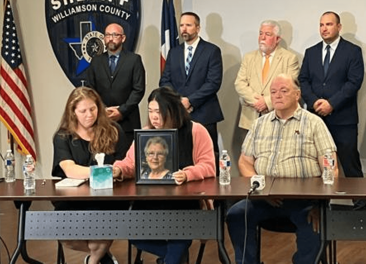 La única clave que tienen para dar con el sospechoso es un sedán de color claro, posiblemente plateado o gris, que fue visto en el área.