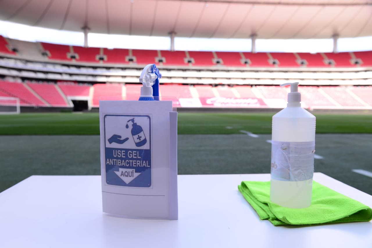 El gel antibacterial fue obligatorio para todos los asistentes al compromiso.