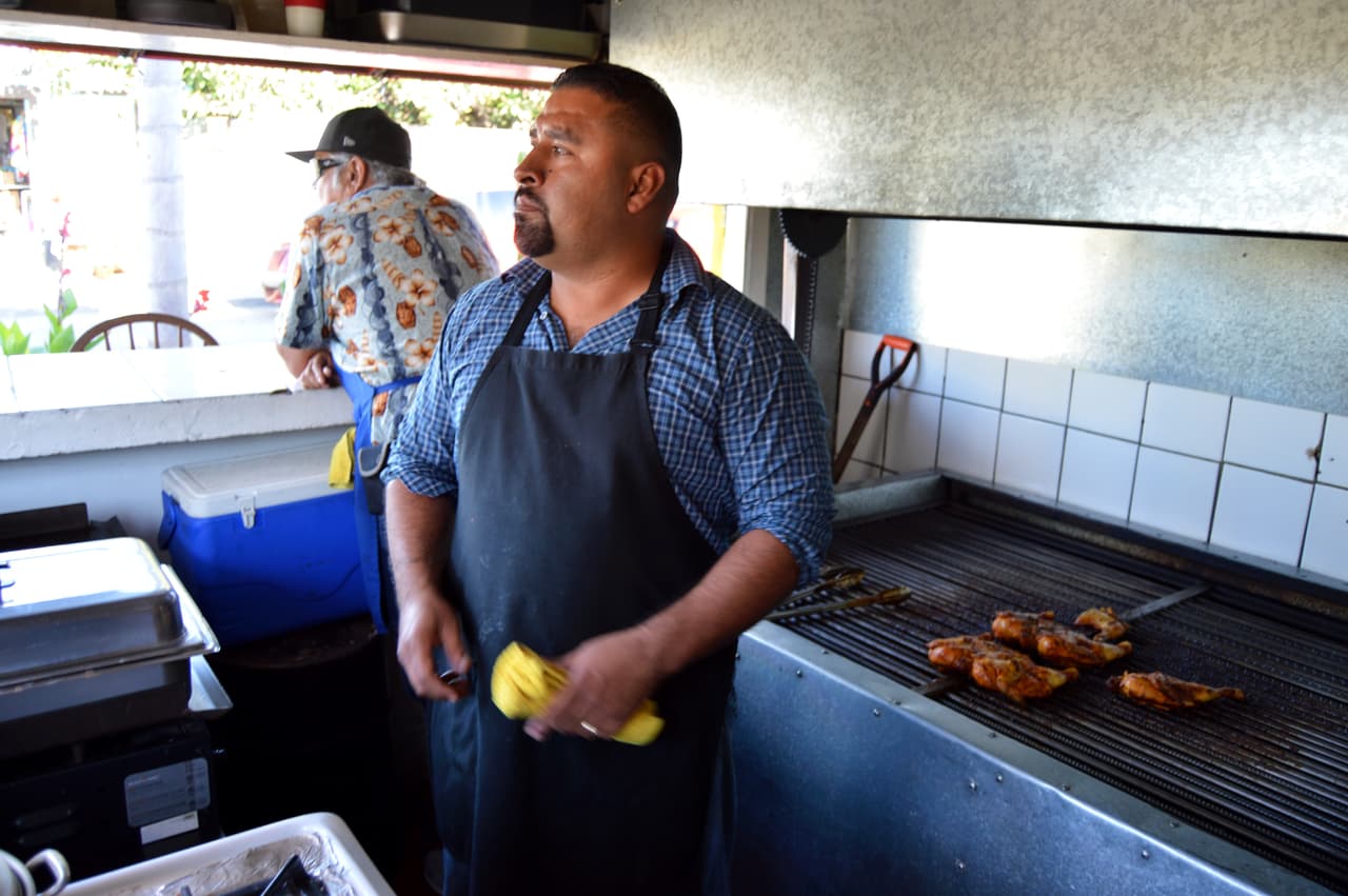 Tras ser expulsado de EEUU, Alejandro Carrera abrió en Tijuana uno de los restaurantes más famosos de la frontera, 'Los Pollos Deportados'.