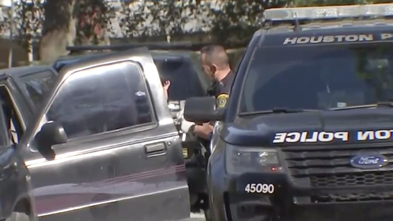 El conductor del automóvil ha sido descrito como afroamericano y el hombre que subió a la camioneta, como hispano.