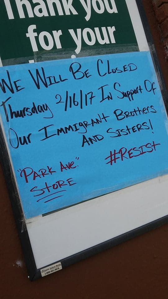 Cecy Fuentez, una seguidora de Univision Los Ángeles en Facebook, envió imágenes de las pancartas que observó en la ciudad de Inglewood.