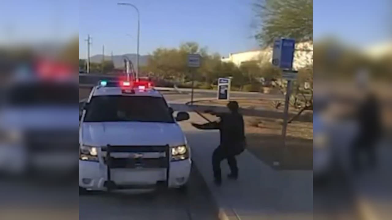 Video muestra a un policía de Phoenix disparando a un hombre que robaba una patrulla