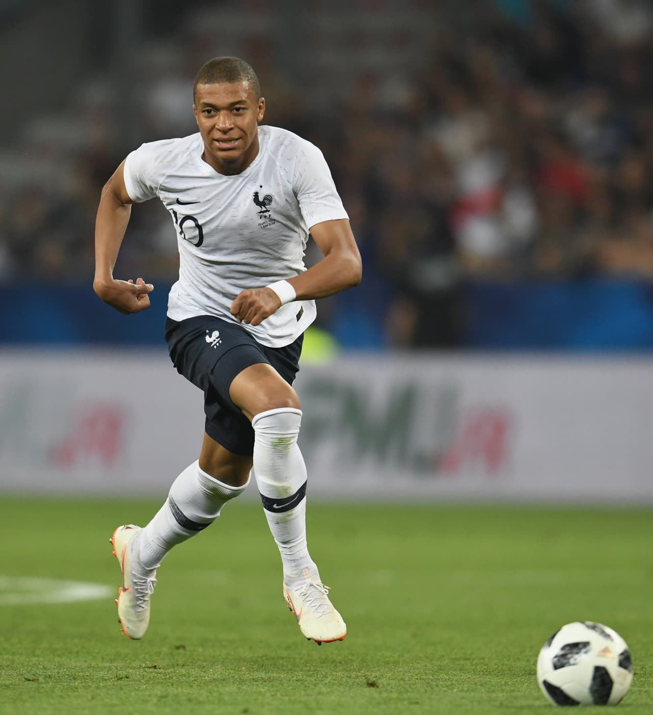 <b>Kylian Mbappé</b>:
<b>20.3 millones de dólares</b>. Es delantero de la Selección de Francia y juega con el PSG.
