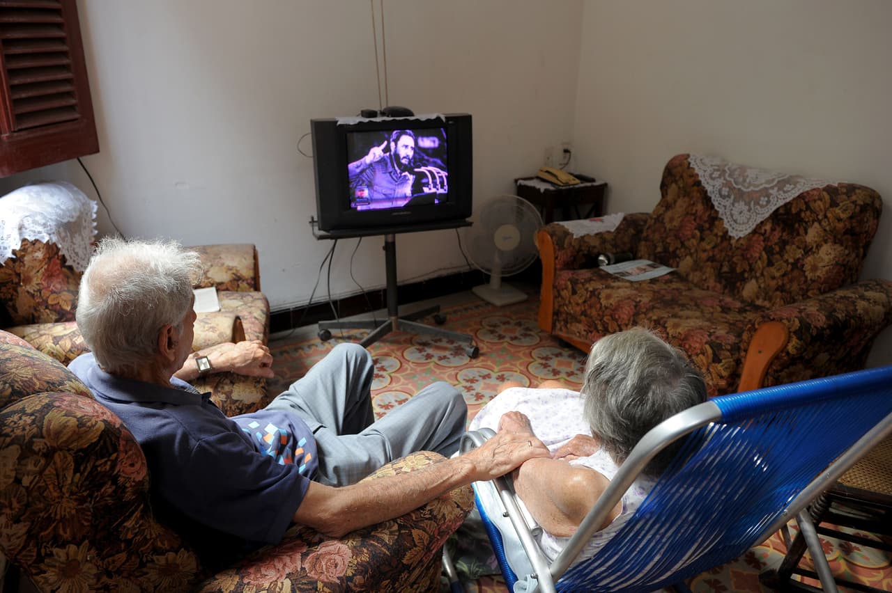 Tras la muerte de Castro, el gobierno cubano declaró nueve días de duelo y ordenó a las cadenas locales a dedicar sus horas a programación "informativa, patriótica e histórica".