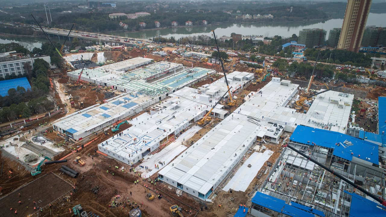 Este sábado, 1 de febrero de 2020, una foto publicada por la Agencia de Noticias Xinhua de China, muestra a trabajadores de la construcción en el sitio del hospital de campaña temporal Huoshenshan que se está construyendo en Wuhan, en la provincia central china de Hubei.