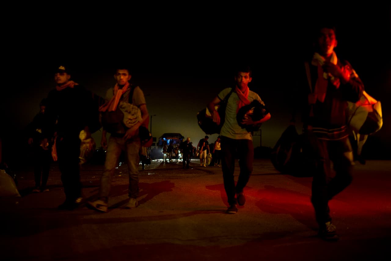 Ante la negativa de los funcionarios peruanos de dejar entrar a los venezolanos sin pasaporte, los autobuses dispuestos por el gobierno ecuatoriano dejaron a los migrantes metros antes del punto fronterizo.