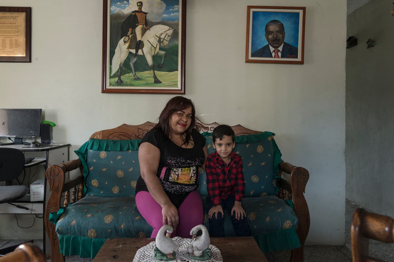 “Yo este año estoy sola con mis 4 nietos", dice Ana Maria Aponte Sosa, de 52 años, desde el barrio El Valle. "Estoy esperando que lleguen mi familiares de Maturín porque me ha resultado imposible viajar ni montar mi Navidad. Estoy cosiendo ropa con mi máquina para ganarme unos realitos. Mi hija se marchó a Perú y hace años perdí a mis dos hijos a causa de la delincuencia", agrega.