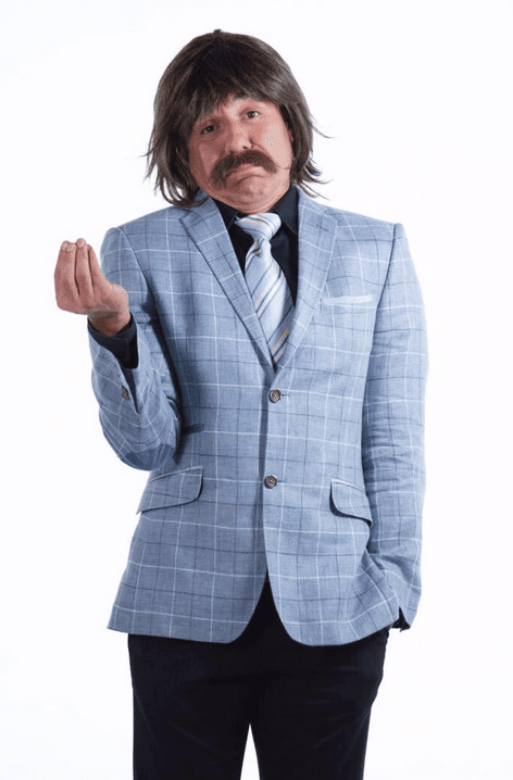 A lo largo de su carrera ha interpretado varios personajes, lo cual le da la experiencia y sabiduría para juzgar a los participantes en ‘Parodiando Noches de Traje’.
<br>