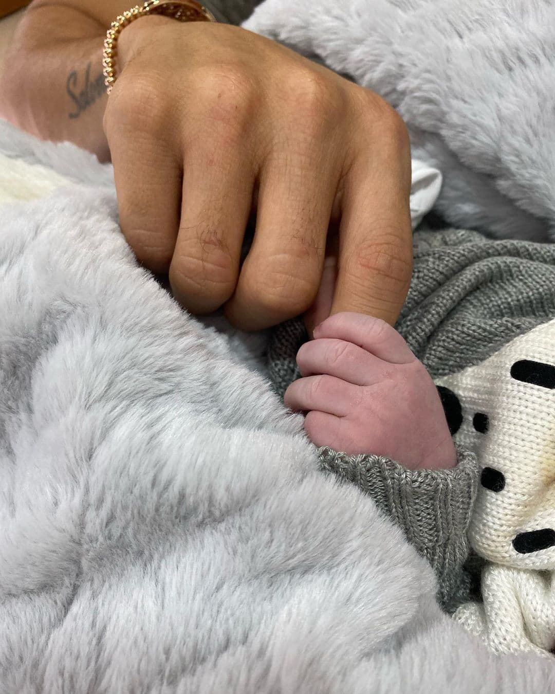 "Hola, quiero compartir con ustedes una inmensa alegría. Hoy Dios me permite ser padre nuevamente honrándonos con la llegada de Samuel a nuestra familia. Estamos felices en casa viviendo este maravilloso momento. De antemano a ustedes muchas gracias por su amabilidad, respeto y prudencia", fueron las palabras que escribió el deportista al pie de una imagen en donde aparece la manita de su bebé agarrándole el dedo.
