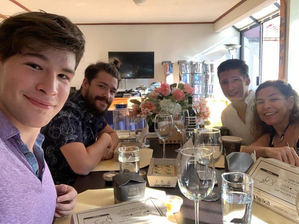 Adame mantuvo contacto con sus otros dos hijos, pero la relación se fracturó hace algunas semanas cuando Sebastián, abiertamente gay, concedió una entrevista a 'Ventaneando' y habló sobre su orientación sexual, entre otros temas, como su deseo de ser actor.
<br>