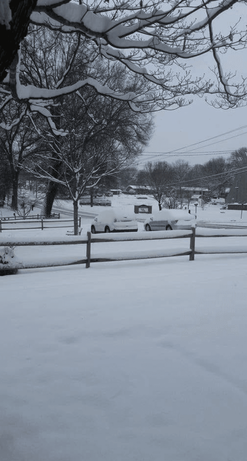 En Carolina del Norte se mantiene un aviso por tormenta invernal para gran parte del estado, ya que se han reportado en algunas regiones una acumulación significativa de nieve y hielo.