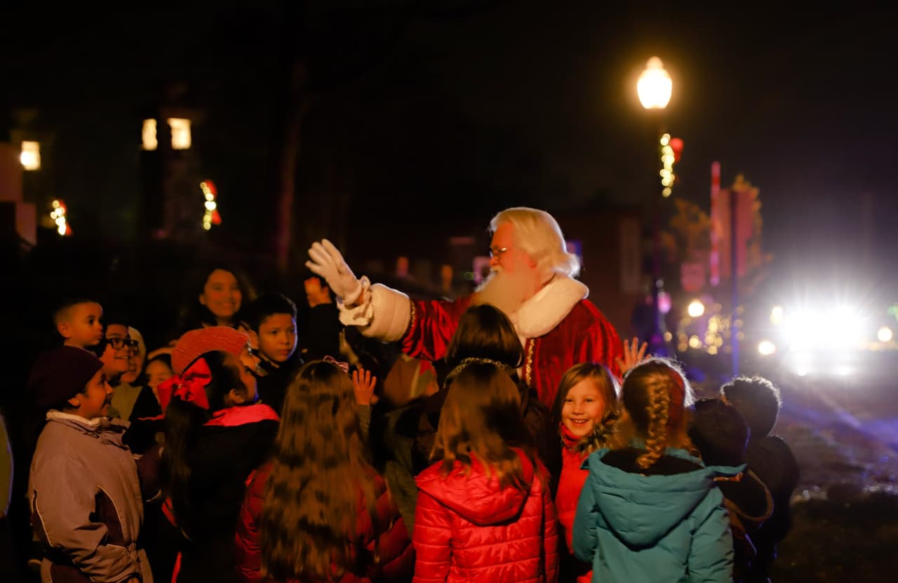 <b><a href="https://www.norcrossga.net/Calendar.aspx?EID=2010&month=12&year=2021&day=3&calType=0" target="_blank">Sparkle! A Celebration of Kids, Creativity and Magic (Norcross – 3 de diciembre)</a></b>: el evento regresa a la ciudad de Norcross con actividades, incluida la iluminación de un árbol el 3 de diciembre. Disfruta de villancicos interpretados por el coro local, chocolate caliente, s'mores y "Jingle All the Way" en la pantalla grande. El mismo Santa llegará en su gran camión de bomberos rojo y estará disponible para las fotos.