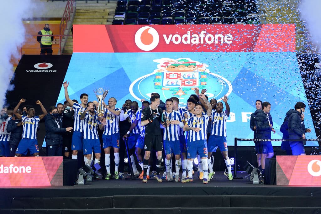 ¡Así festejó el Porto de Tecatito el triplete de Portugal! | Las espectaculares postales de la celebración de la vigesimosegunda Supercopa de los Dragones.