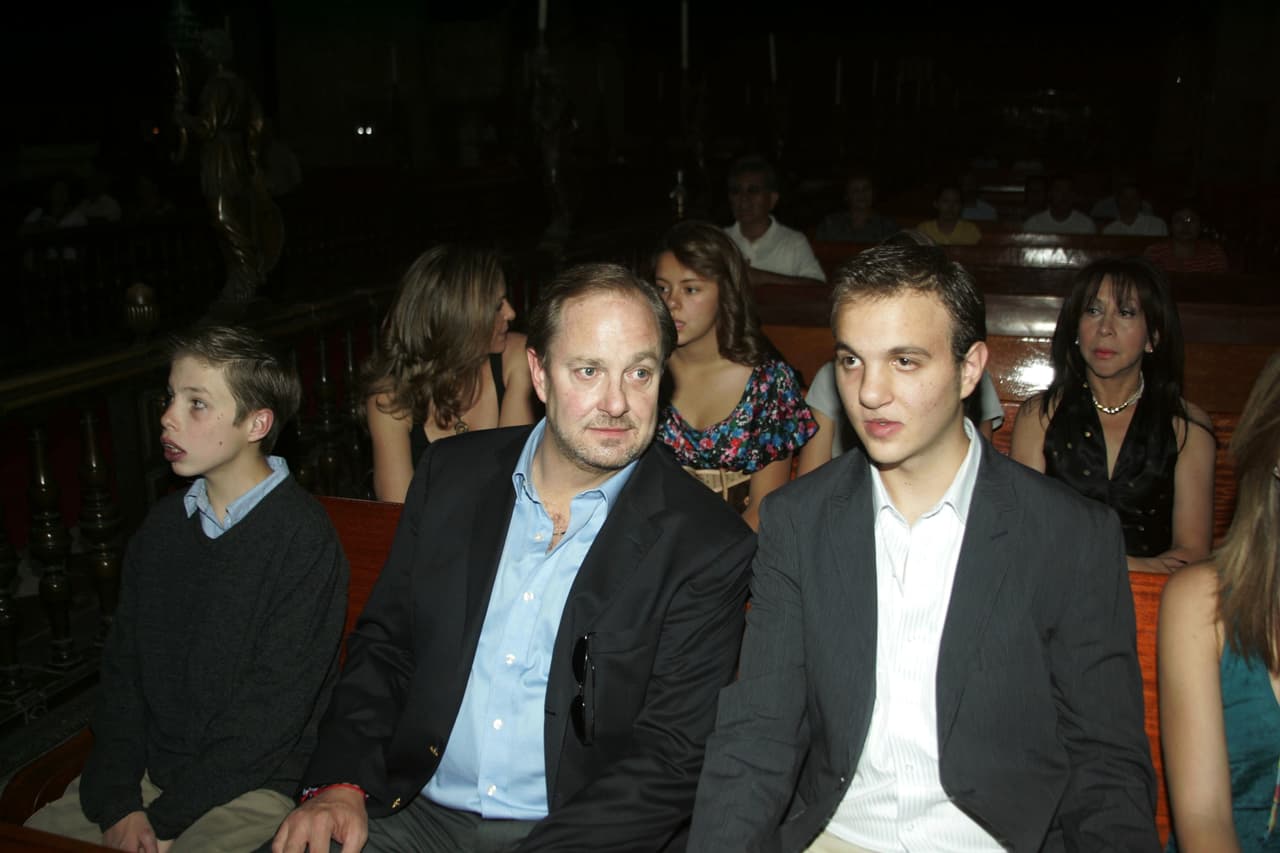 Mario Patricio Moreno Bernat (derecha), el mayor de su segunda alianza
<b>, <a href="https://www.univision.com/shows/despierta-america/madre-de-nieto-de-cantinflas-comparte-su-dolor" target="_blank">se suicidó en junio del 2013</a> </b>en un hotel del Estado de México, acusando a su padre públicamente de haberlo inducido en el mundo de las drogas a los 14 años.