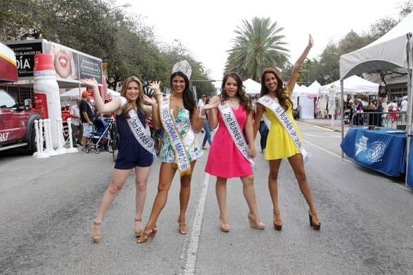 Allí dicen presente miles de personas, incluyendo la reina del Carnaval y las finalistas.