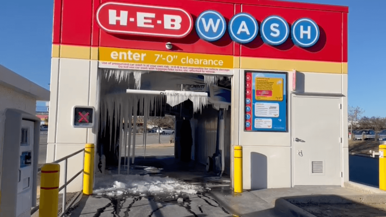 La estación prácticamente está inhabilitada a causa de los largos picos de hielo. No se tiene claro si una tubería estalló.