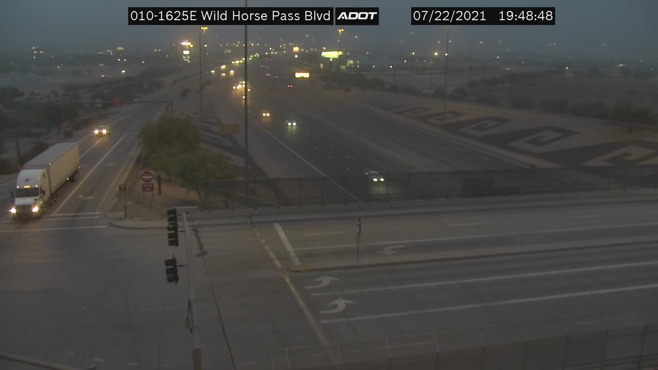 Autoridades del estado indican que, si se encuentra en una tormenta de polvo,
<b>revise inmediatamente el tráfico alrededor de su vehículo y comience a disminuir la velocidad</b>.
<br>