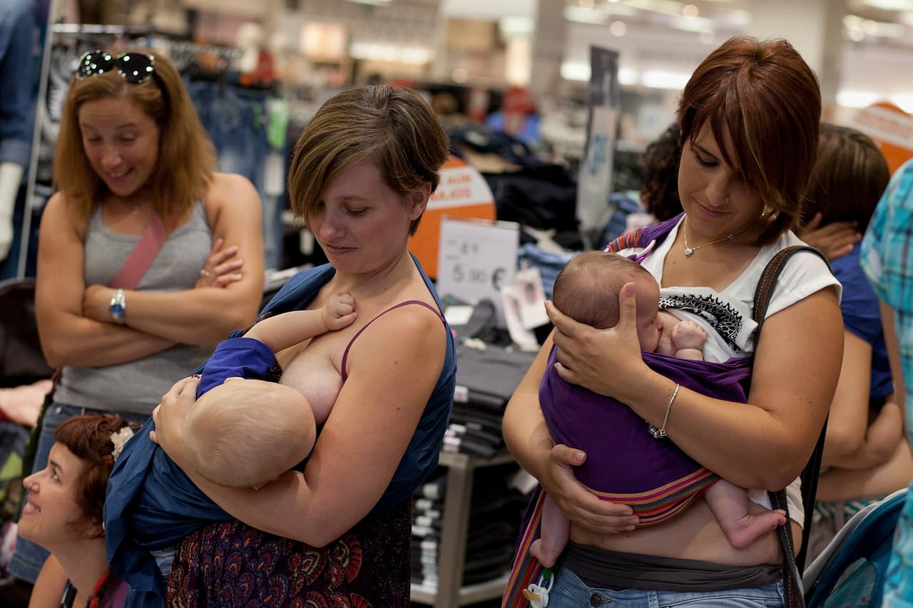 Madres protestan en un Primark madrileño