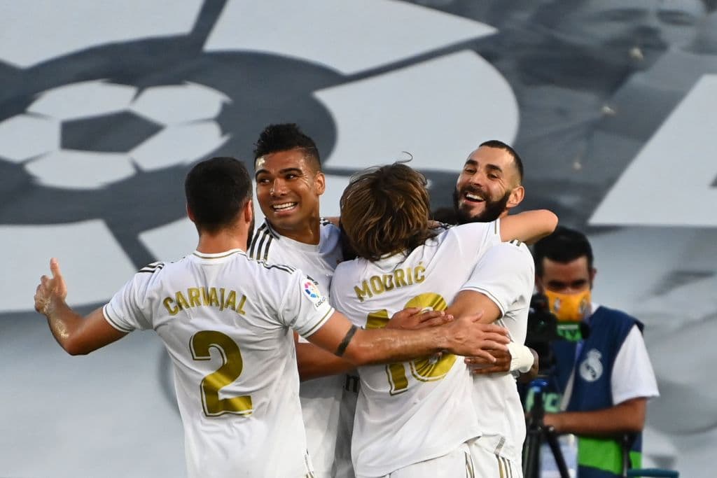 Con dos goles de Karim Benzema, el Real Madrid consigue los tres puntos que le dan su título número 34.