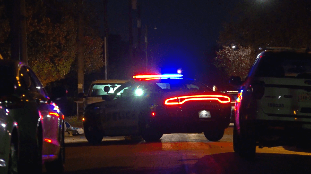 En una trágica noche de lunes, u
<b>n tiroteo en la cuadra 1300 de Hartdale Drive</b>, cerca de Westmoreland Road, dejó como resultado
<b>la muerte de un hombre y heridas a otro</b>. La policía de Dallas respondió al llamado a la 1:15 am, encontrando a
<b>dos víctimas fuera de una residencia</b>, ambas con impactos de bala.