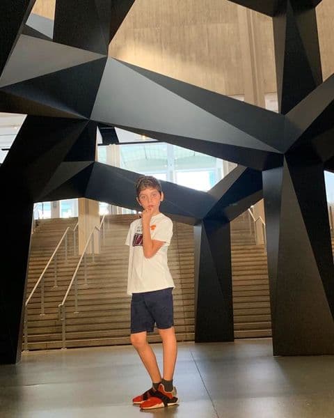 Ana Bárbara y Reyli Barba se conocieron en el festival mexicano de música ‘Valores Juveniles’, en 1991, y con el tiempo forjaron la fuerte amistad que los llevó a desear tener un hijo en común.
<br>