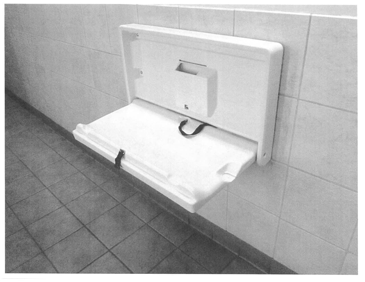 Sobre esta mesa encontraron al bebé limpio y envuelto en una cobija.