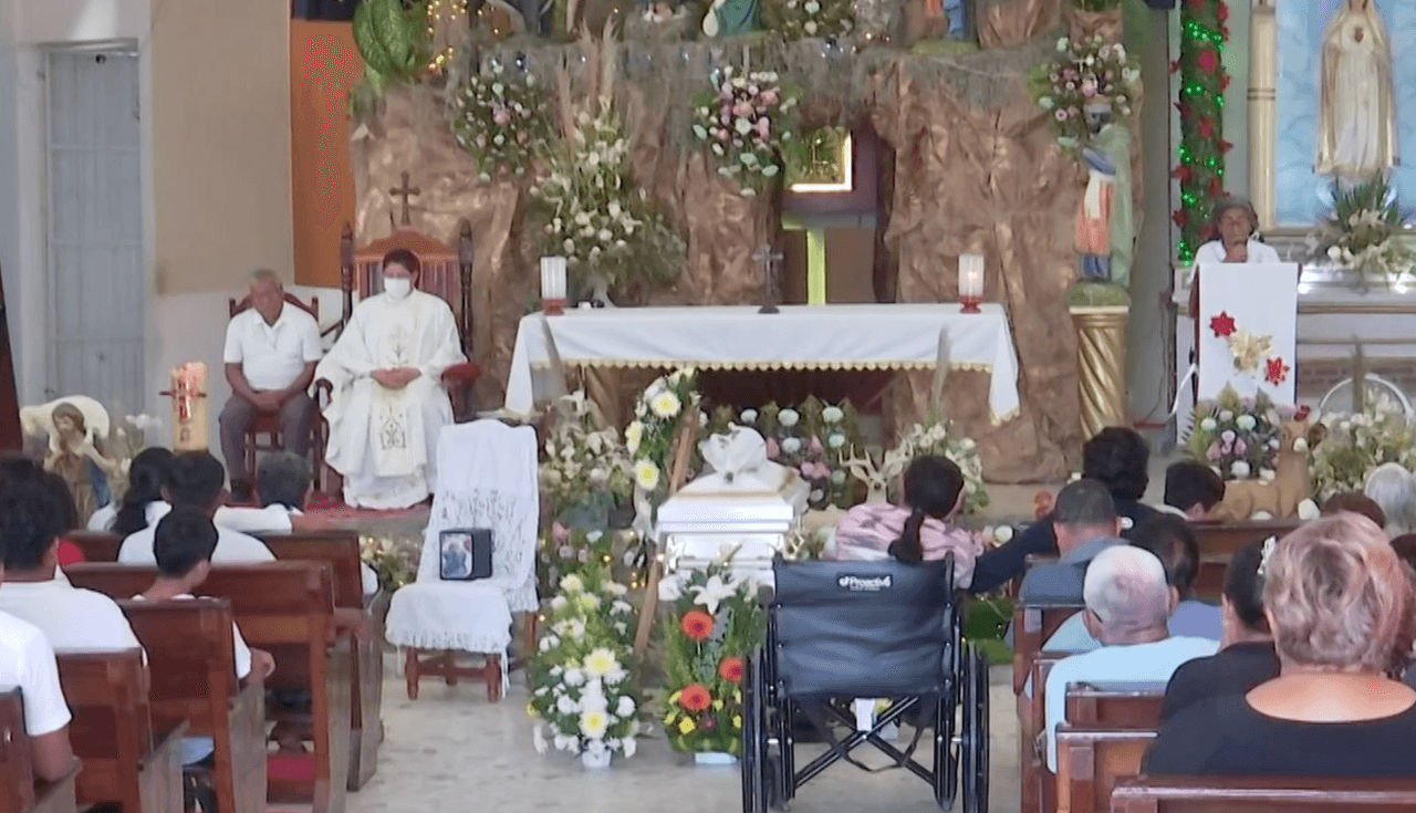 En lugar del bautizo,
<b>los rezos y las flores acompañaron el adiós al pequeño.</b>