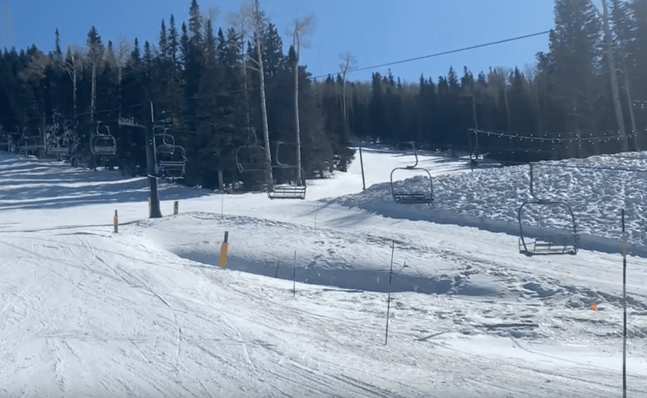 Ubicada en los Picos San Francisco y fundada en 1938, esta pista de esquí ofrece retos para todos los niveles.
<br>