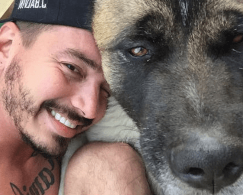 <b><a href="https://www.univision.com/temas/j-balvin">J Balvin</a></b> es otro reggaetonero que sin duda se divierte al máximo con su perro.