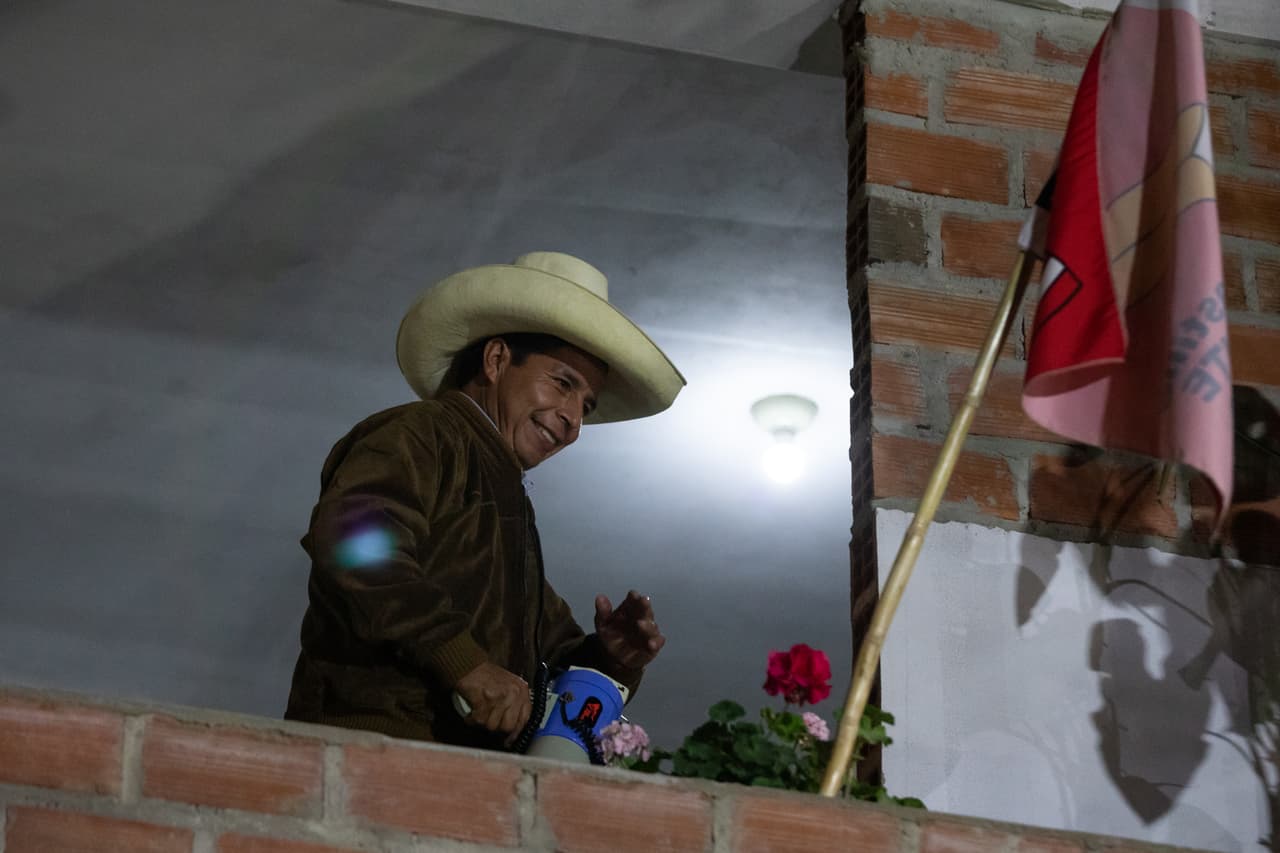 Castillo, de 51 años, encabezó por la mañana un desayuno familiar en su chacra del caserío de Chugur y luego acudió a votar, seguido por centenares de campesinos, a Tacabamba, donde se quedó a esperar los resultados.