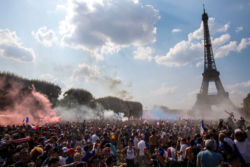 En las calles de París se vive la celebración de los fanáticos por la conquista del título mundial de fútbol por parte de la selección de Francia.