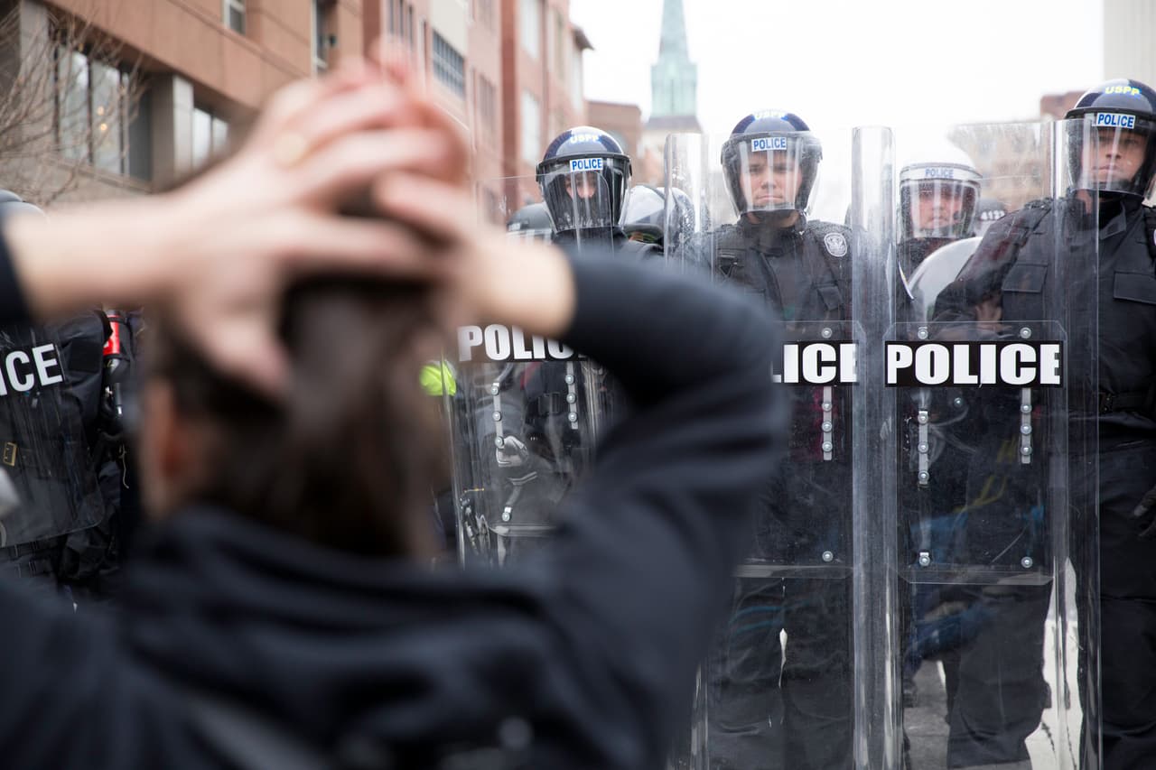 La policía de Washington informó a los medios de la detención de al menos 90 personas por "vandalismo y destrucción de propiedades". Reporteros de Univision Noticias han constatado que en algunas zonas los manifestantes colapsaron vías y lanzaron objetos contra los agentes.
