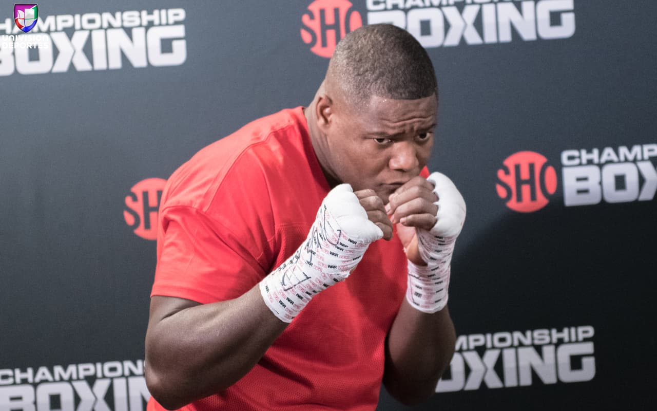 La pelea estelar en el Barclays Center de Brooklyn, una de las más esperadas en la categoría de los pesos completos, sobrepasó las expectativas de los aficionados. Luis Ortiz (28-1, 24 KOs) le complció la noche a Deontay Wilder (40-0, 39 KOs), pero el campeón sacó a relucir en el décimo round el poder que tiene en los nudillos para mandar al cubano a la lona en dos ocasiones y sellar la victoria.