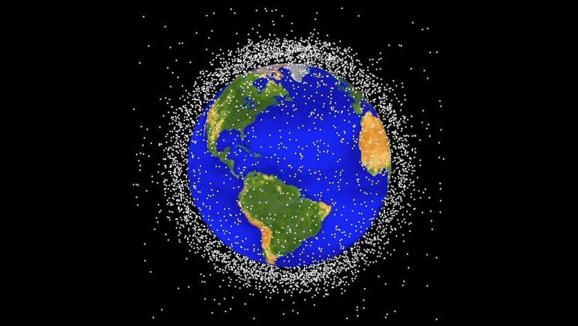 Esta imagen del folleto de la Administración Nacional de Aeronáutica y del Espacio (NASA, en inglés) muestra una representación gráfica de los desechos espaciales en la órbita terrestre baja. Según la Agencia Espacial Europea, hay más de 9,300 toneladas de basura espacial.