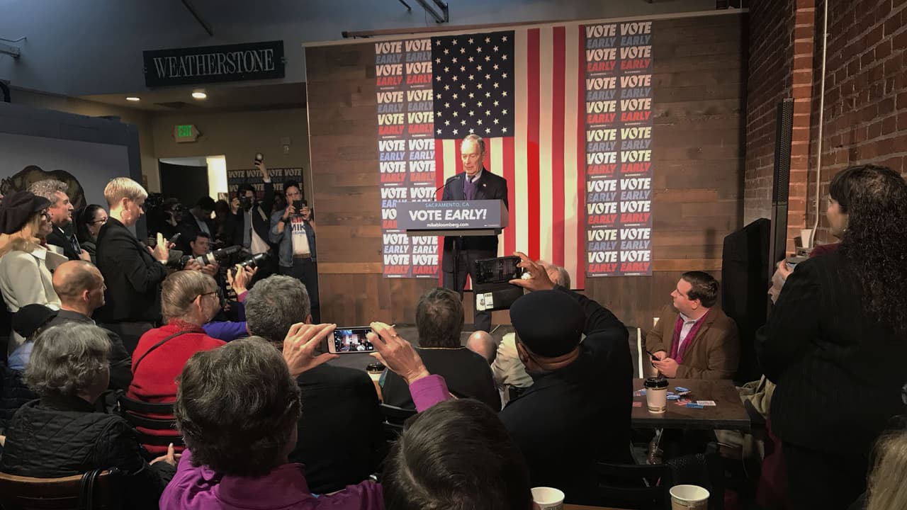 El candidato presidencial Michael Bloomberg visita el centro de California