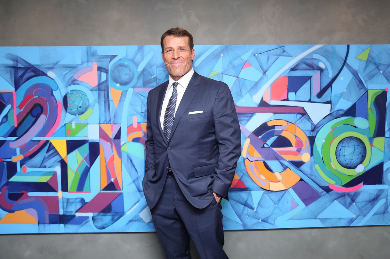 Tony Robbins ha trabajado a lo largo de su carrera con Donald Trump, la Madre Teresa de Calcuta, Pitbull, Oprah Winfrey, las Kardashians, Mandela y varios líderes políticos de diferentes países.