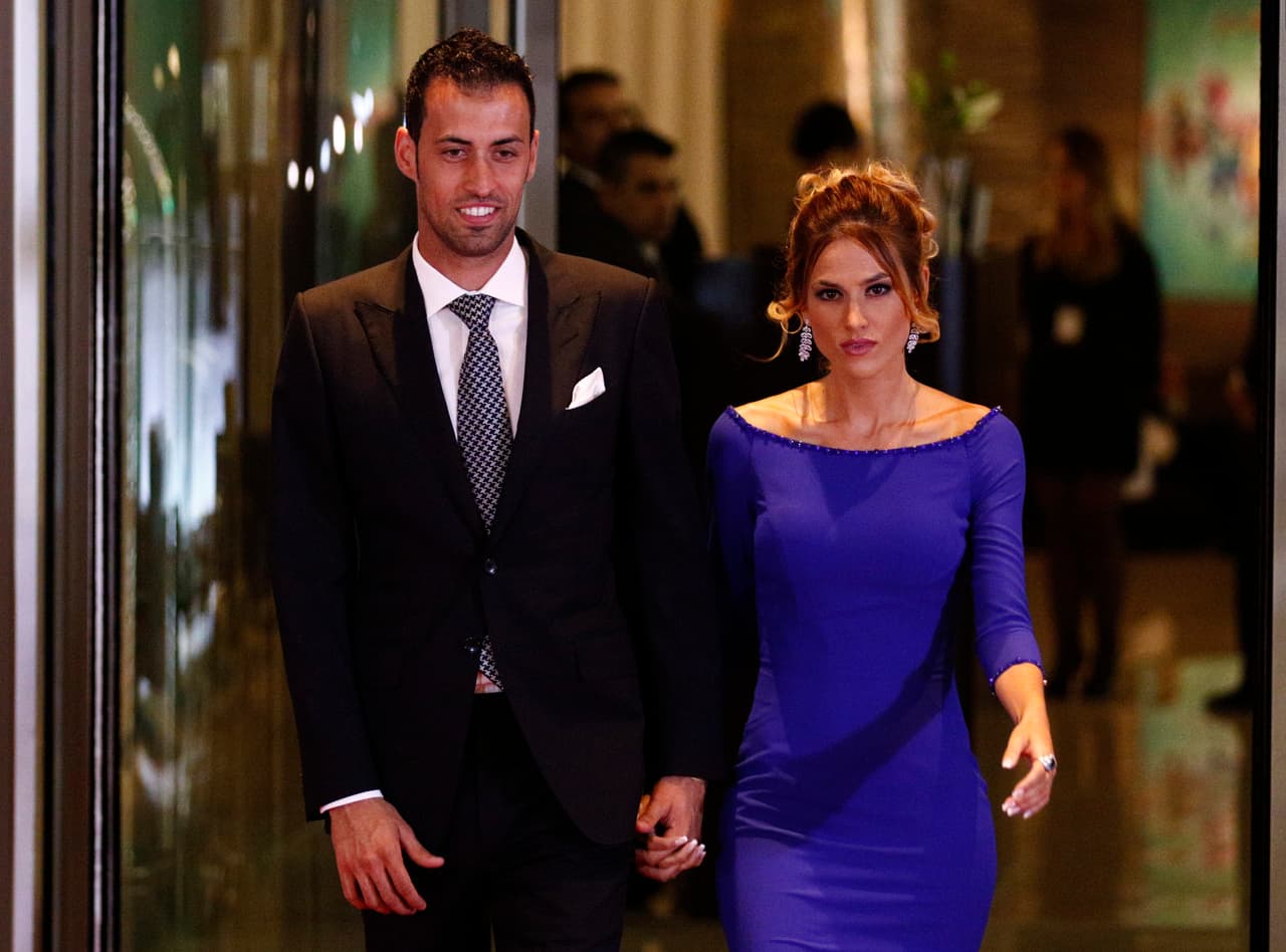 Sergio Busquets y su novia Elena Galer en azul y negro.