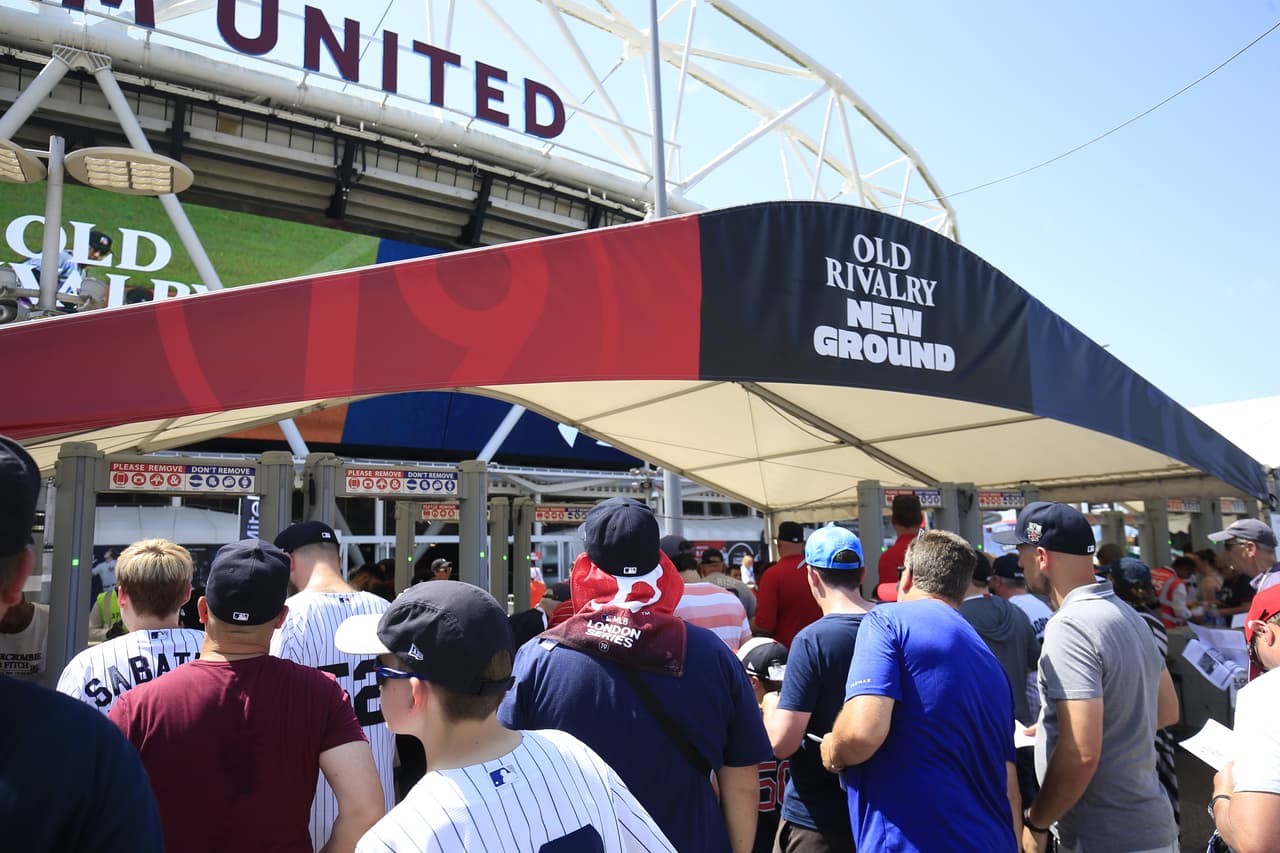 Los fanáticos de Yankees y Red Sox acudieron masivamente para ver el juego de béisbol en Londres.