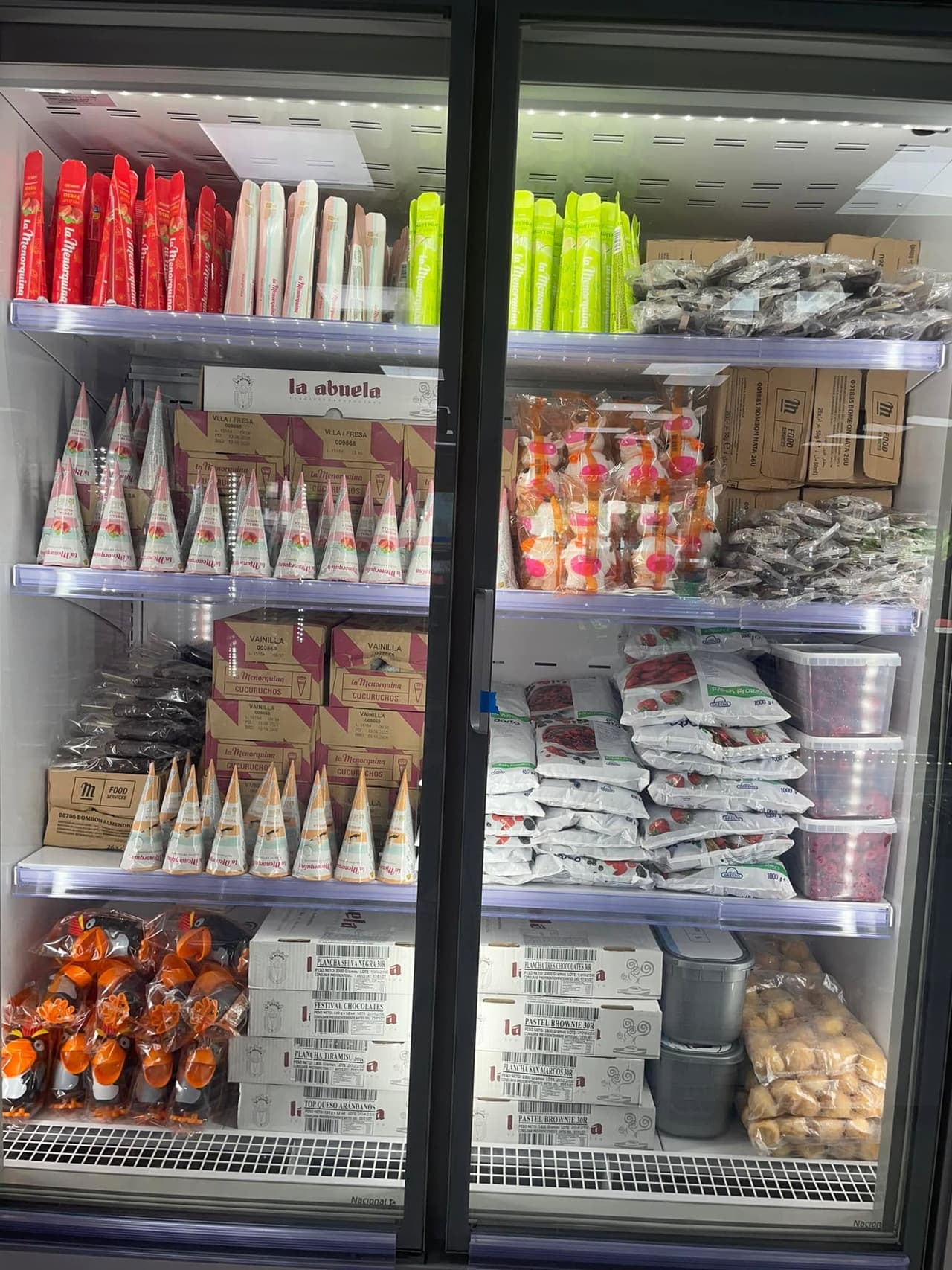 Productos que se ofrecen en las tiendas Caracol en Playa, Calombia.