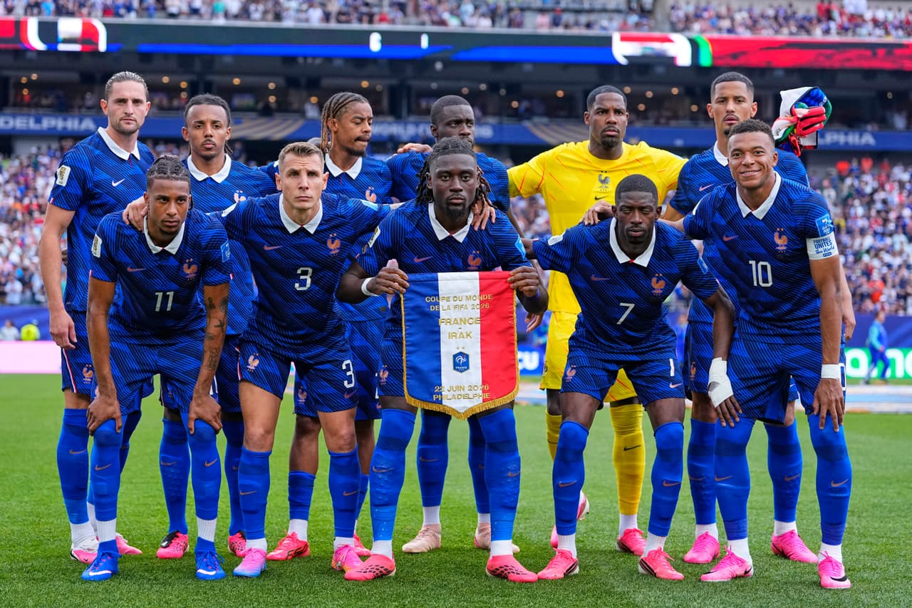 El equipo de Francia posa para una foto antes del partido de fútbol del Grupo I de la Copa del Mundo entre Francia e Irak en Filadelfia, el lunes 22 de junio de 2026.